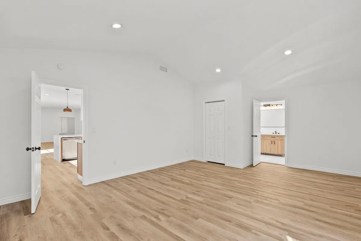 3 bed, 2.0 bath, 2000 sqft, $5,000 — Photo 4