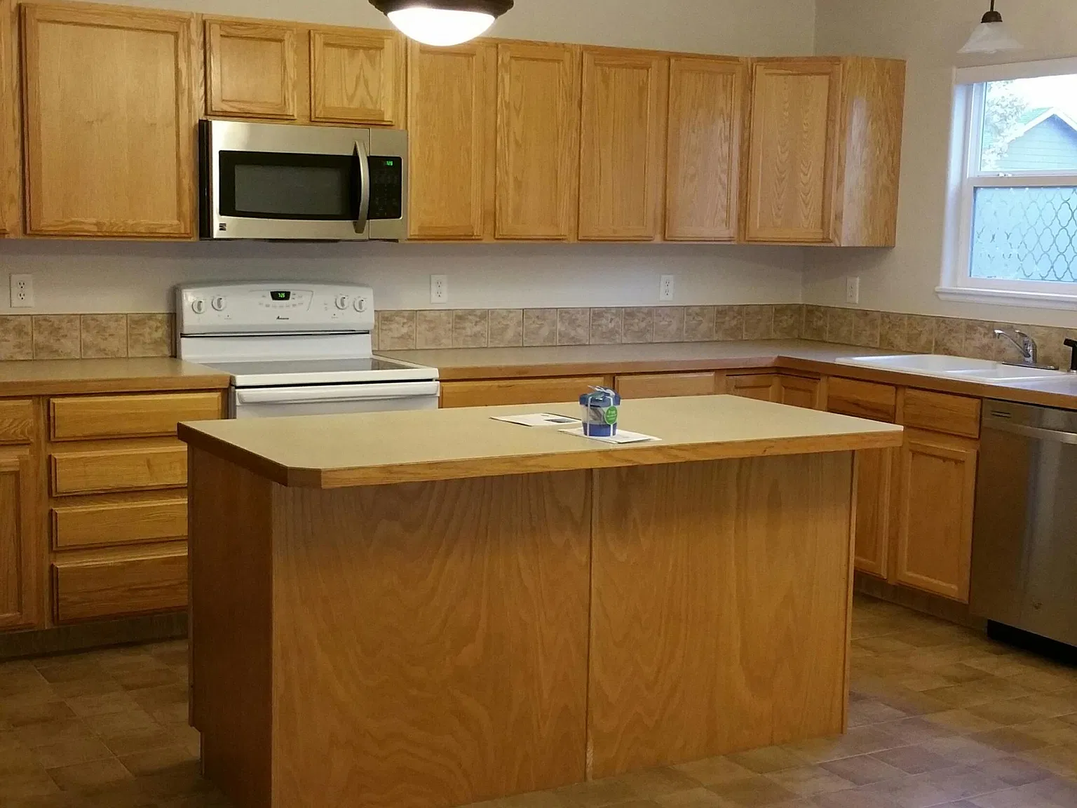 5 bed, 2800 sqft, $2,600 — Photo 3