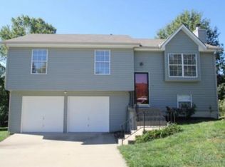 748 S Deerfield Dr, Bonner Springs, KS 66012