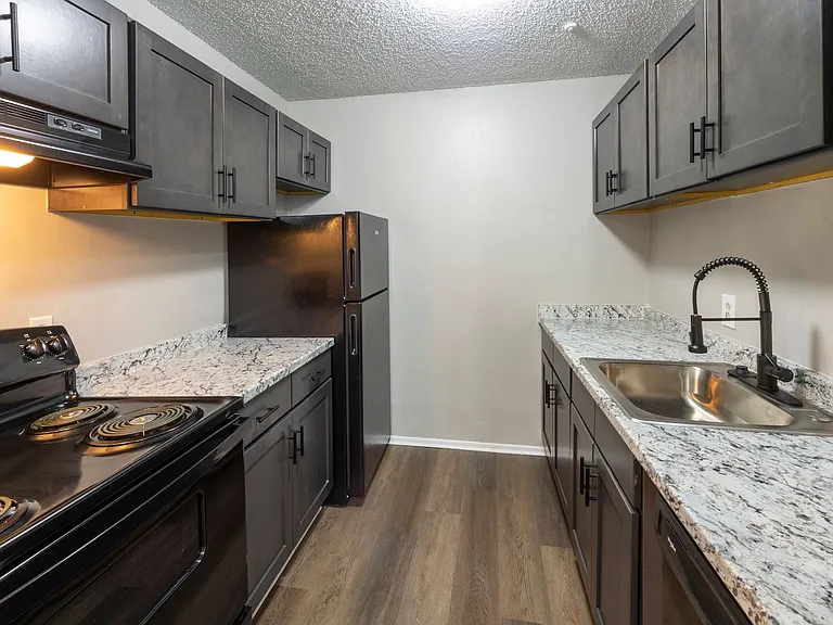 550 Lee Dr — Photo 1