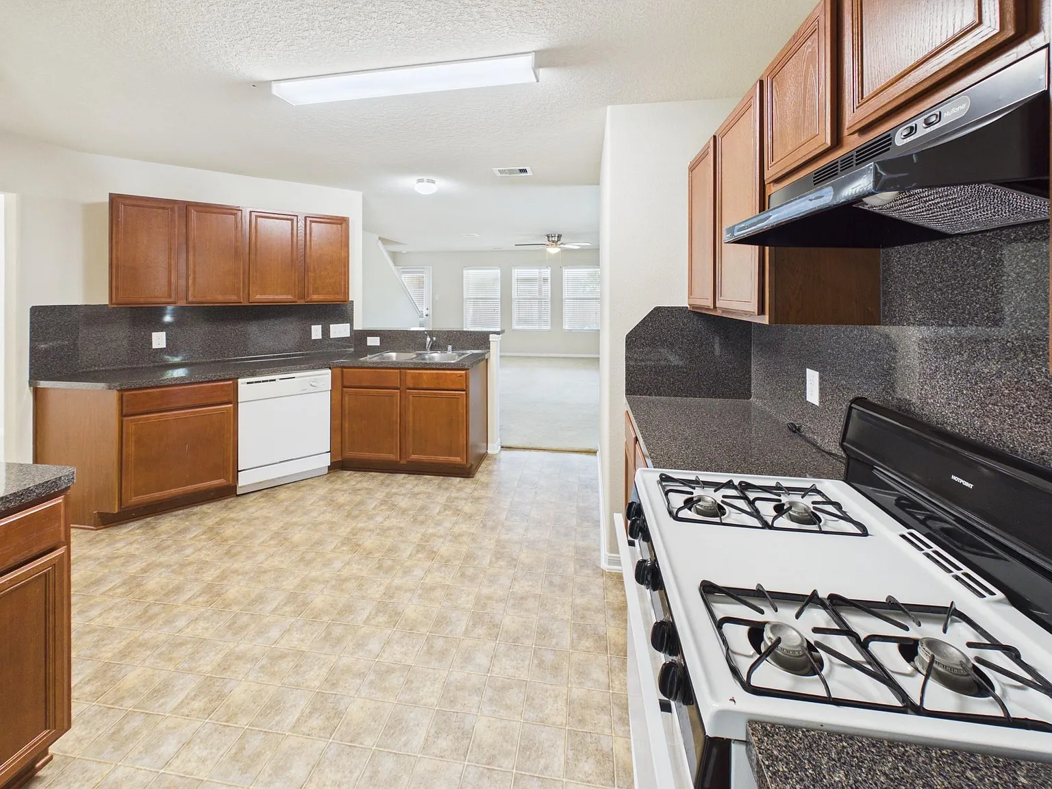 4 bed, 2.5 bath, 2384 sqft, $2,350 — Photo 4