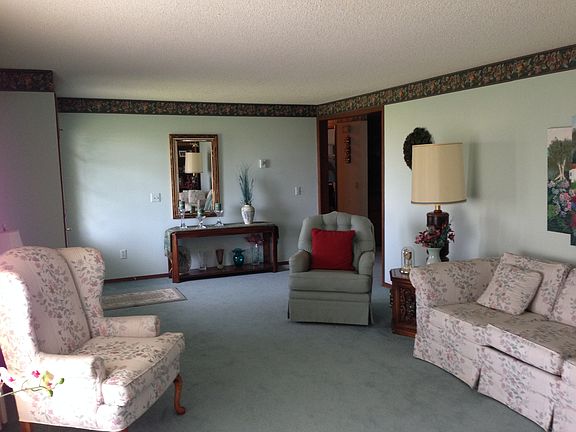 3rd image of 325 SE Railroad St