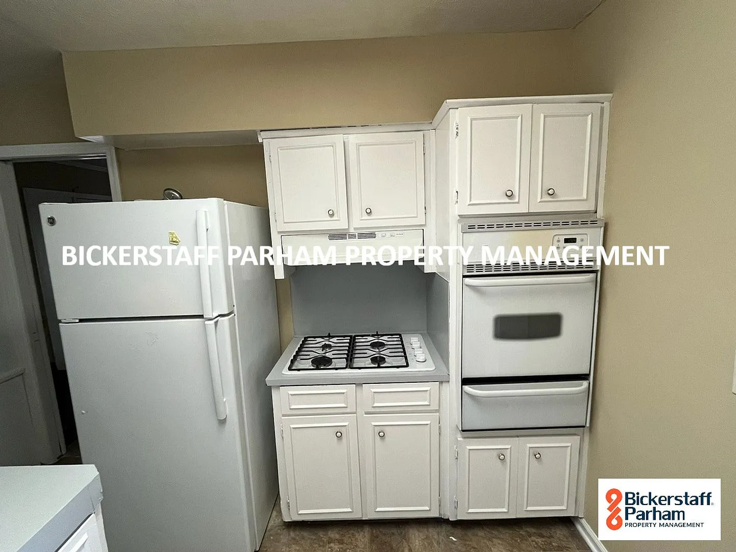 Beautiful 3-Bedroom Columbus Home with Spacious Living Areas & Fireplace — Photo 2