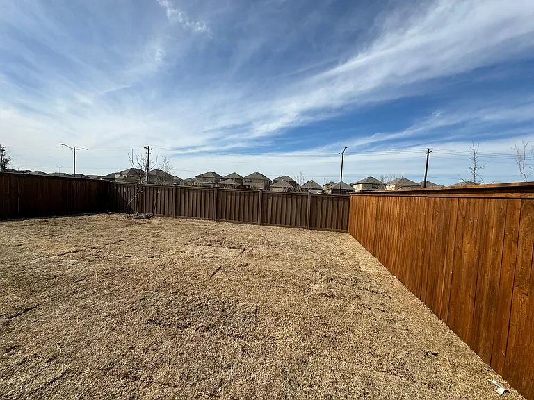 2817 Foxwood St — Photo 38