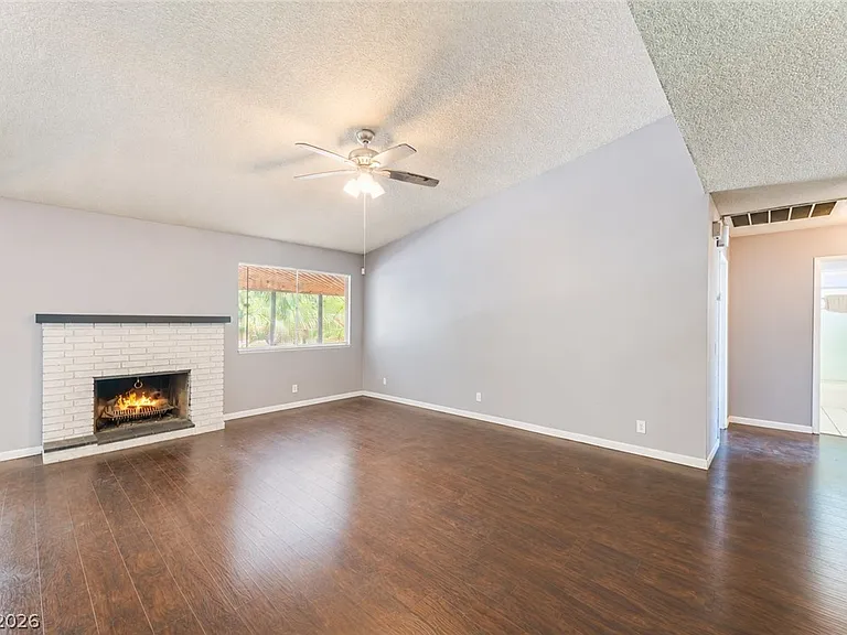 4268 Hampshire Cir — Photo 3