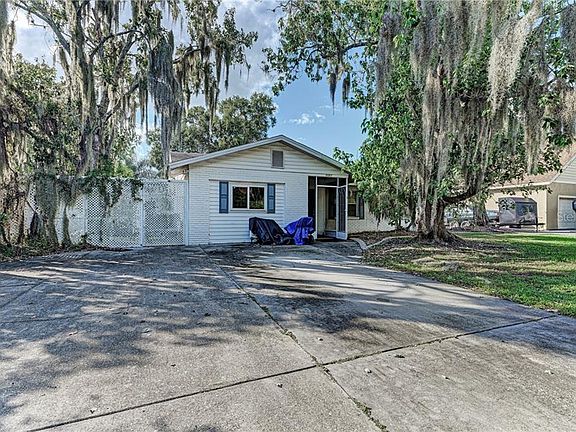 3rd image of 1057 Willis Ave