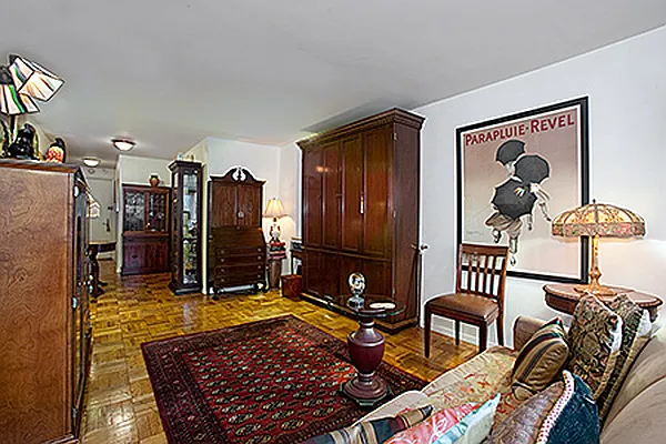 Sold by R New York | media 13