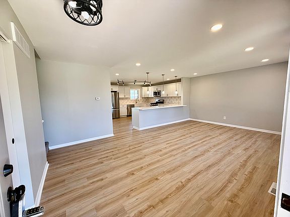 4th image of 601 N Holly Ln