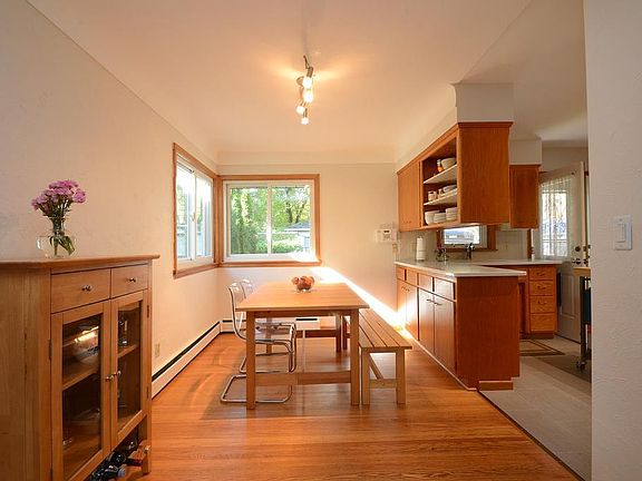 4th image of 204 22nd Ave S