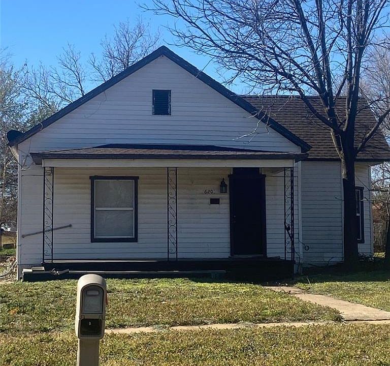 1st image of 620 W 6th St