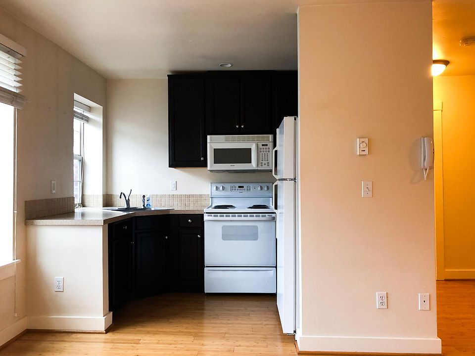 Efficient kitchen with microwave and lots of cupboard space.