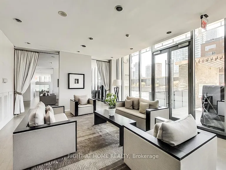 33 Charles St E #2903 — Photo 4