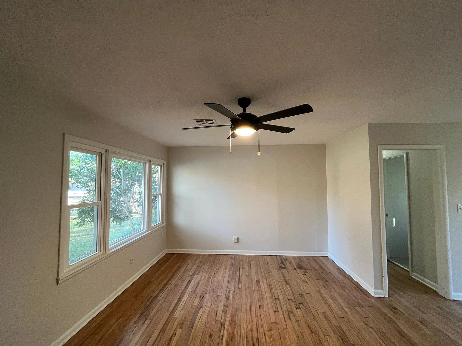 2 bed, 884 sqft, $1,300 — Photo 2