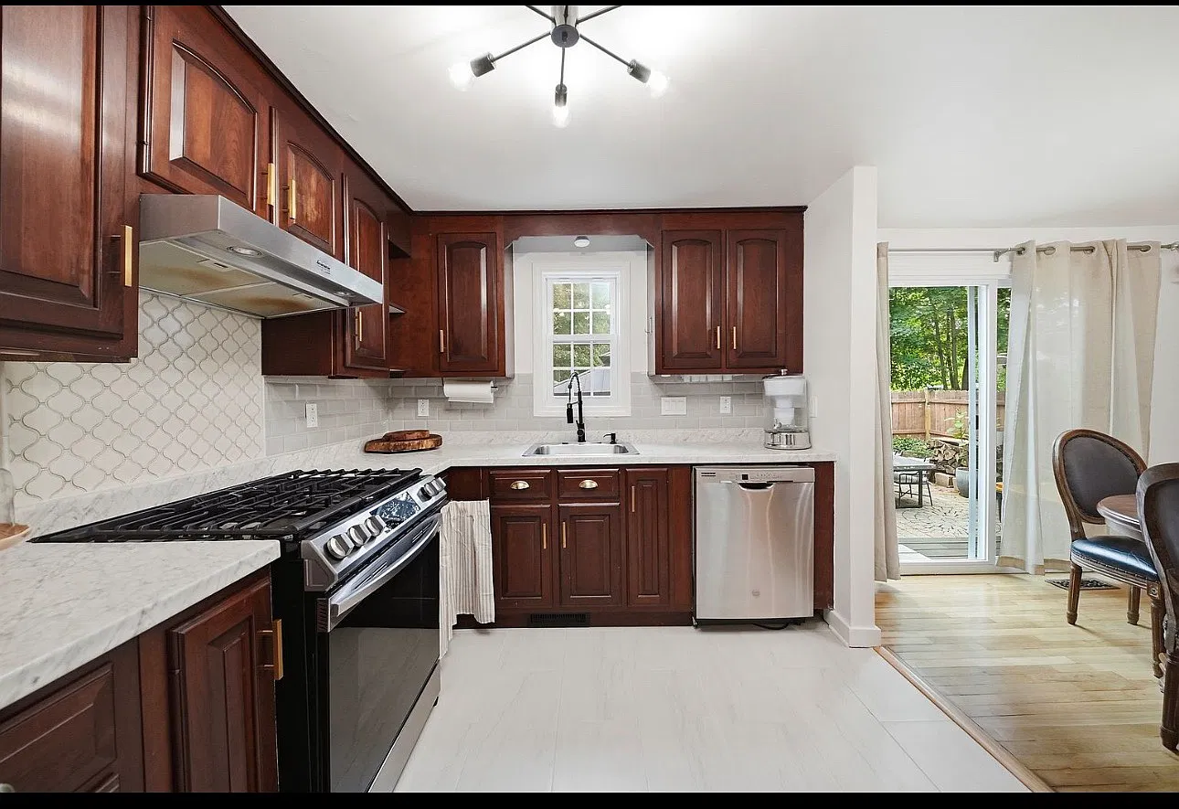 3 bed, 1.5 bath, 1579 sqft, $3,300 — Photo 2