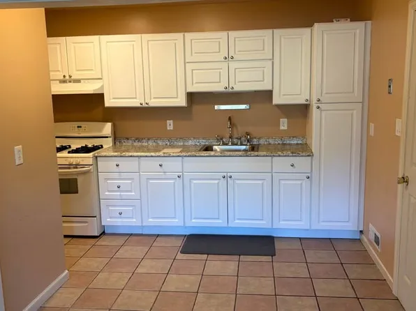 10 New Rd APT 5A, Kendall Park, NJ 08824