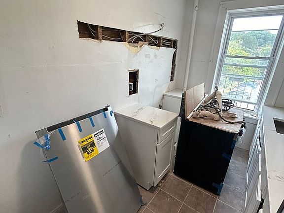 5th image of 300 Elm Pl APT 11