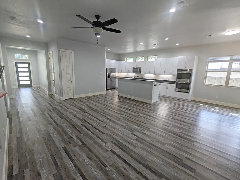 1823 Newport Ave — Photo 3