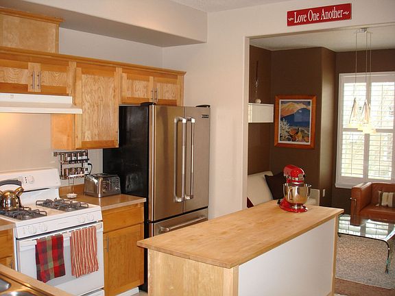 Kitchen w/ large island