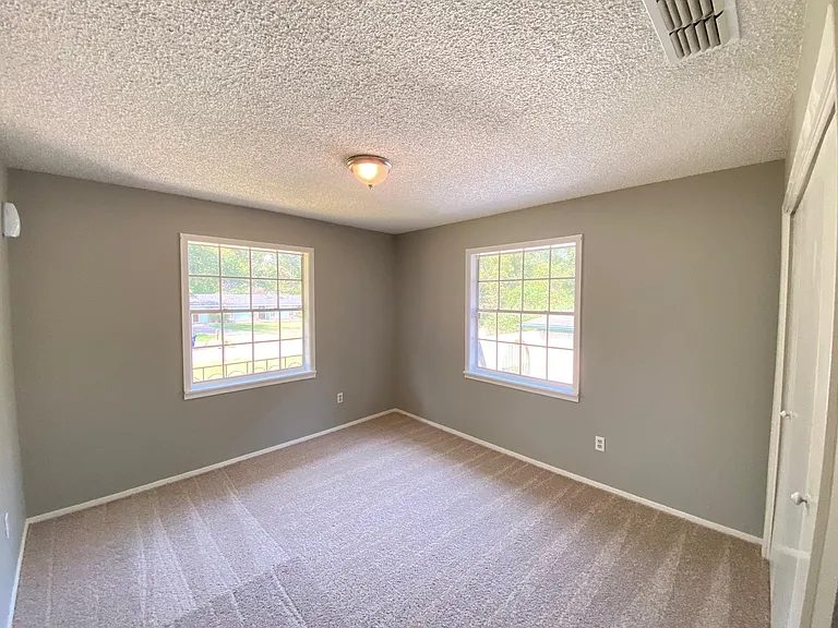 410 Cordell Dr — Photo 17