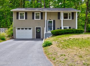 25 Lamplighter Ln, Saratoga Springs, NY 12866