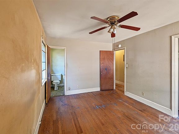4th image of 803 S Bragg St