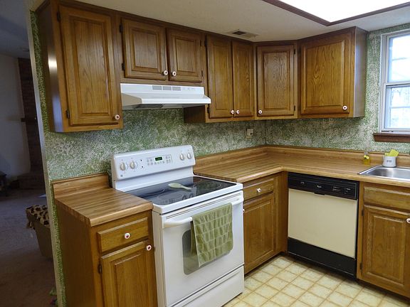 3rd image of 144 Hickorywood Ct