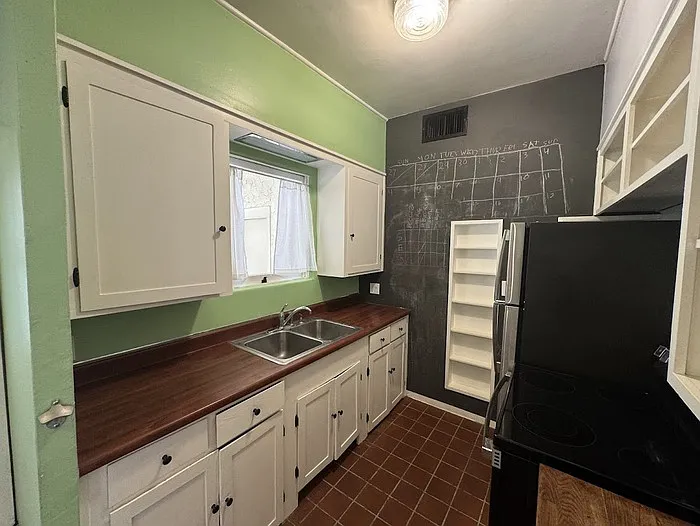 1445 E Flower St — Photo 10
