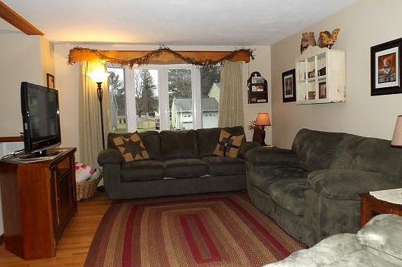 2nd image of 6 Hoffman Dr