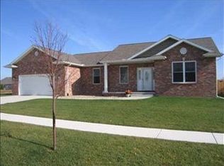 2212 Bracebridge Rd, Bloomington, IL 61705