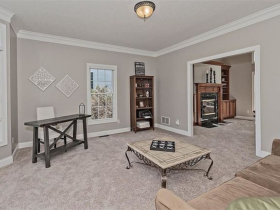 3rd image of 8055 Darbys Run