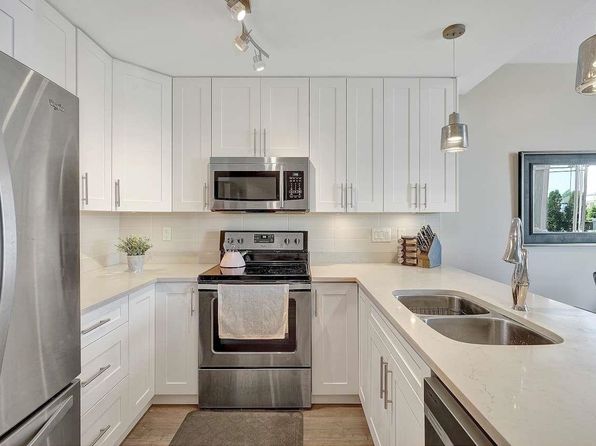 2 bedroom rental in Surrey — photo 8