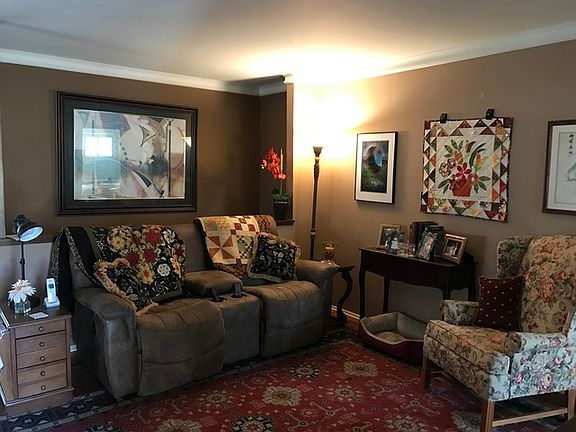 3rd image of 28 White Oak Cir