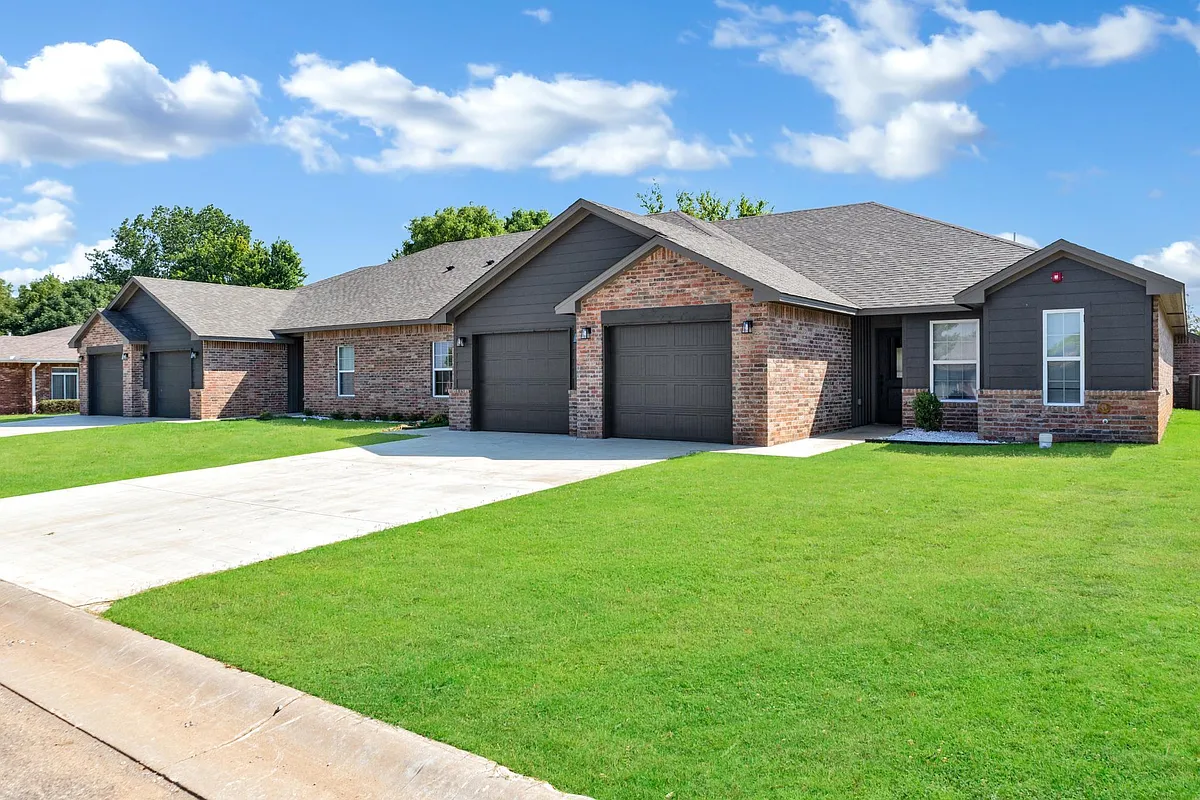 Building Photo - 8529 Cedar Oaks Cir #C
