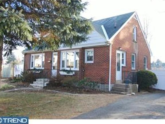 4th image of 307 Edison St