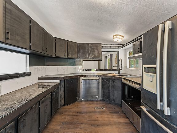 3rd image of 221 Hansen Dr