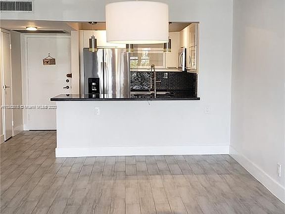4th image of 800 Parkview Dr APT 205