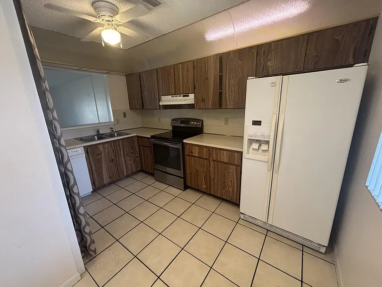 110 SE 7th St #5 — Photo 8