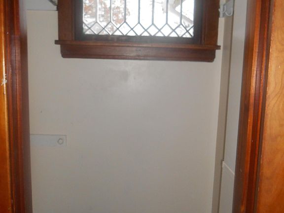 5th image of 1335 Queen Ave N