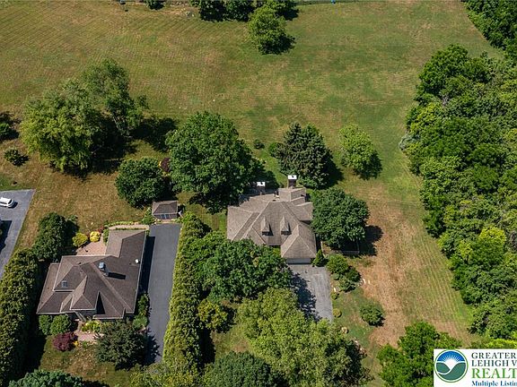 3rd image of 358 Chalet Dr
