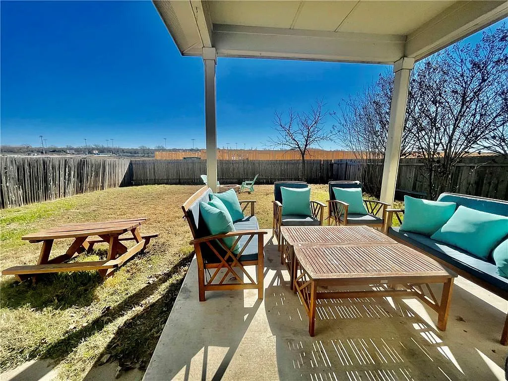3 bed, 2.5 bath, 1990 sqft, $2,000 — Photo 3