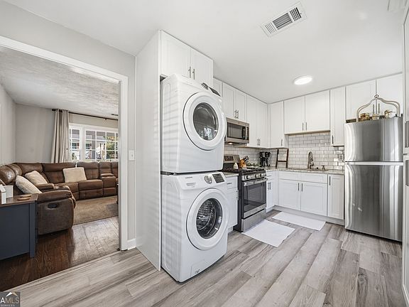 4th image of 2951 Palm Dr