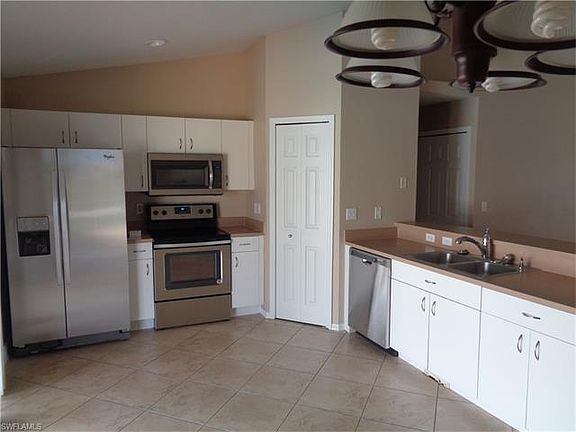 3rd image of 1017 SW 36th St