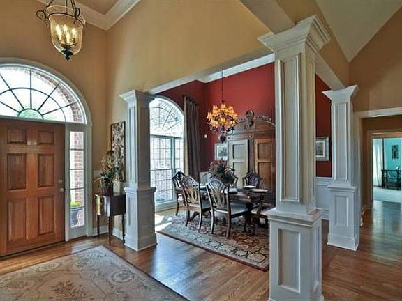 Foyer area into Dining Rm