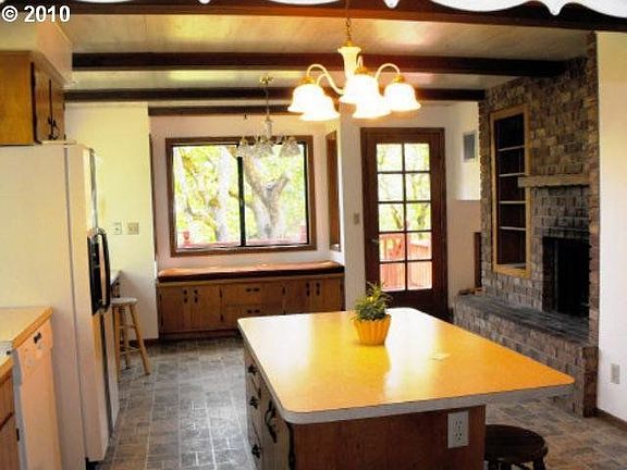 Country Kitchen w/Fireplace