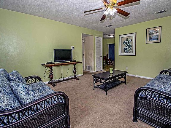 3rd image of 2 Huntington Dr