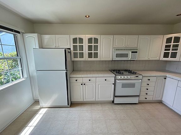 4th image of 5060 Crown Ave