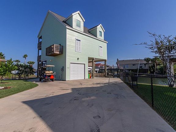 Backside of property with long driveway. Plenty of room for your boat trailer, golf cart, RV, additional parking.