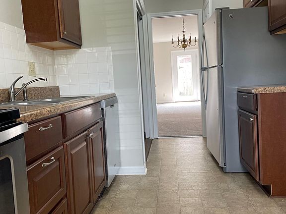 Spacious kitchen, stainless appliances