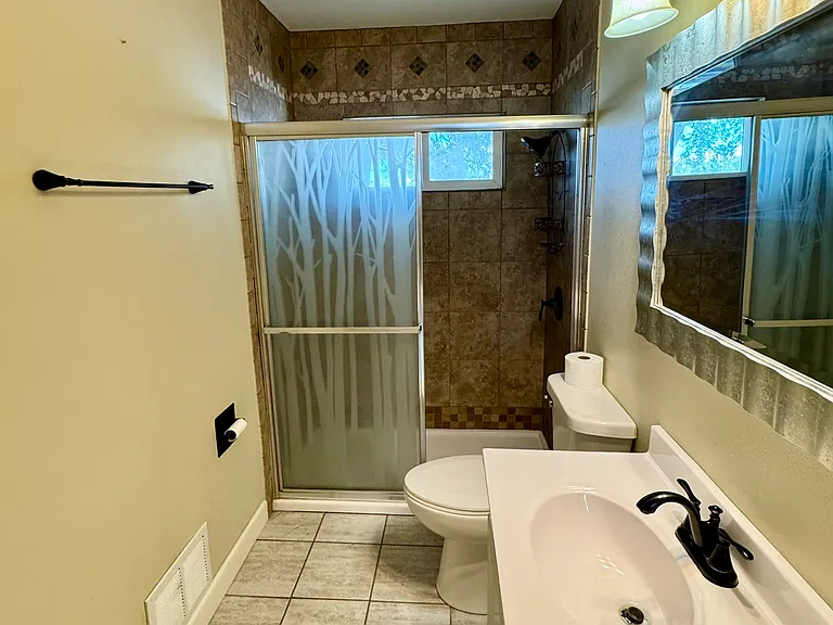 404 Anamosa St — Photo 10