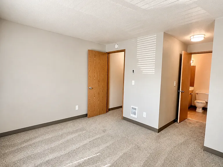 Willow Creek Apartments — Photo 25